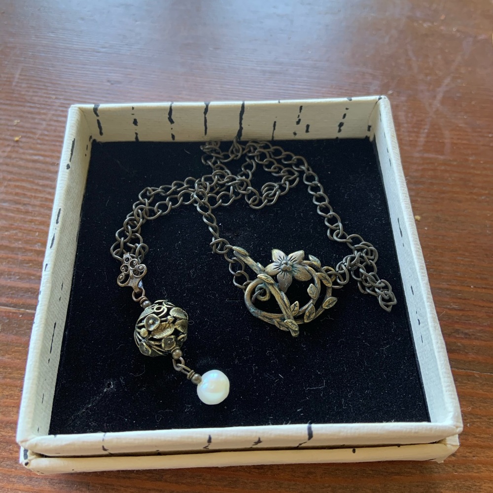 Victorian-style pearl necklace